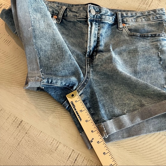 Gap 5” Denim Shorts Distressed Size 12 - Picture 5 of 8